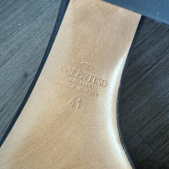 Valentino Garavani Black Leather Gold Studded Sandals 41 Grained Block Heels - Picture 6 of 6